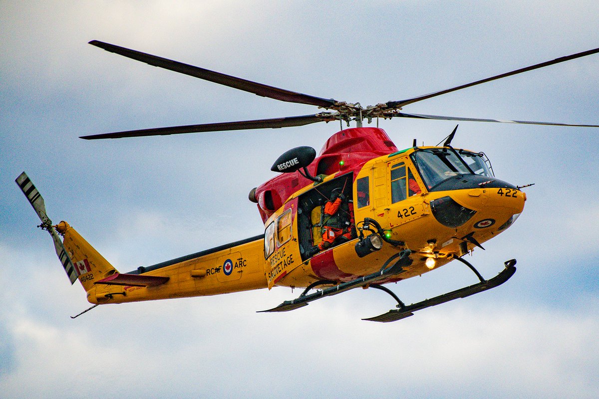 A <a href="/RCAF_ARC/">Royal Canadian Air Force</a> CH-146 #SAR Griffon 🚁 from 8 Wing Trenton found a rescued a mother and child who were reported lost near the Nottawasaga River, hoisting them to safety and transporting them to local emergency services. #Rescue #RCAF