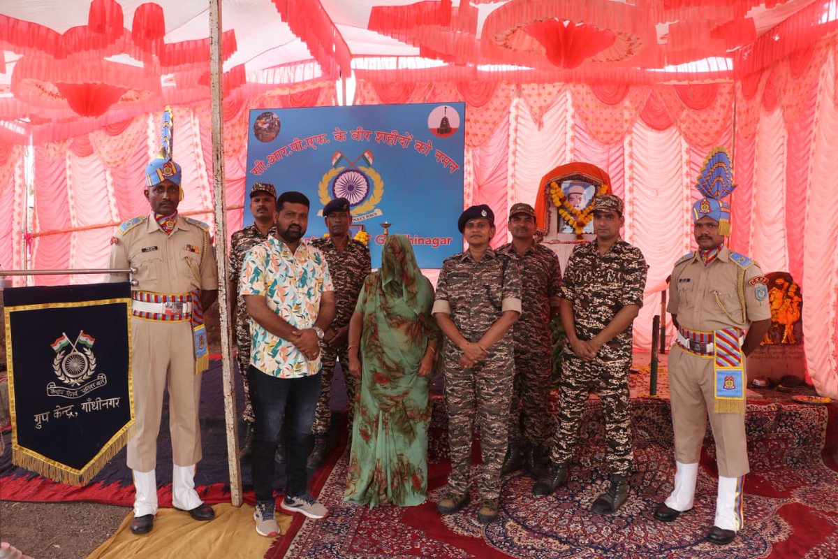 शहीद लॉस नायक जे आर तमलिया 83 बटा. के गॉंव Vadod, Surendranagar में ग्रुप केन्द्र सीआरपीएफ गांधीनगर के जवानों एवं स्थानीय निवासीयों द्वारा दिनांक 08/08/2024 को शहीद को श्रृद्धांजलि अर्पित की गई:-