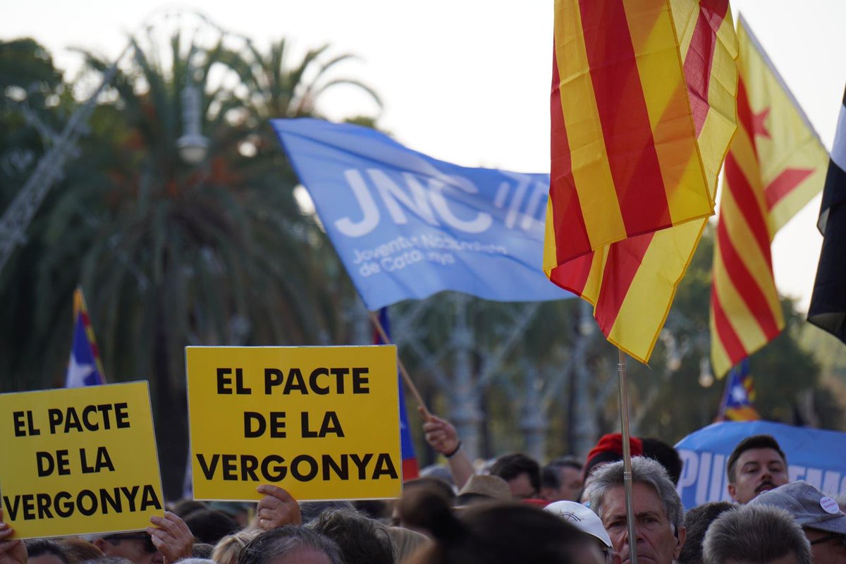 📸Presents a Arc de Triomf, per rebre el president <a href="/KRLS/">krls.eth / Carles Puigdemont</a>.

📢 Tornem-hi per guanyar!

💙 La JNC, sempre al costat de la llibertat de Catalunya!