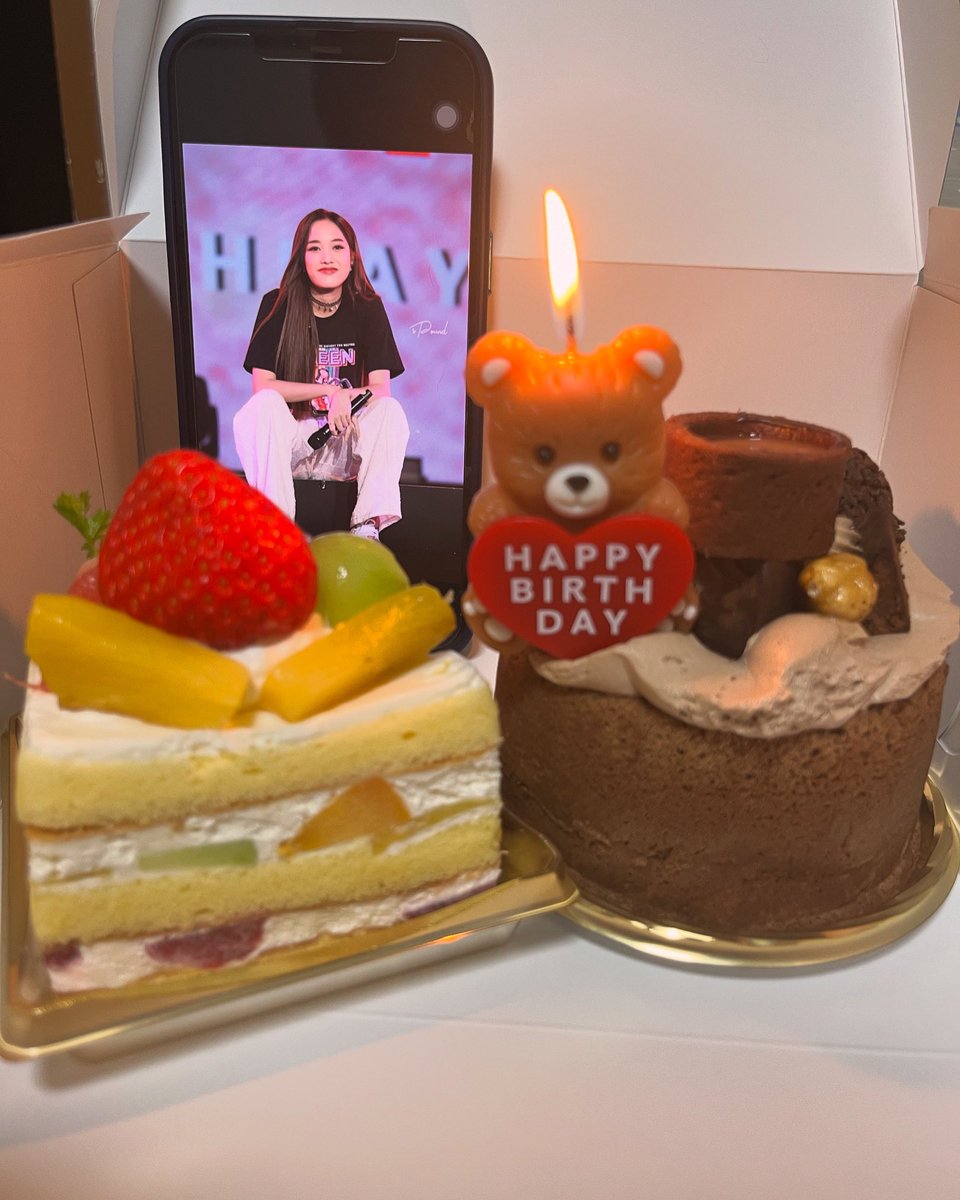 blank_gapfan25's tweet image. こんな事しか出来ないけど本当におめでとう！これからも一生推しでいます！良い一年にして、これからも健康で、良い笑顔を皆さんに見せてください🥹💕だけどあんまり無理はしないようにね🥺
WE LOVE YOU SO MUCH FREEN💕FROM JAPAN🇯🇵

BEST WISHES FOR SAROCHA
#Freen26thSparkleDay 
#HappyFreenDay