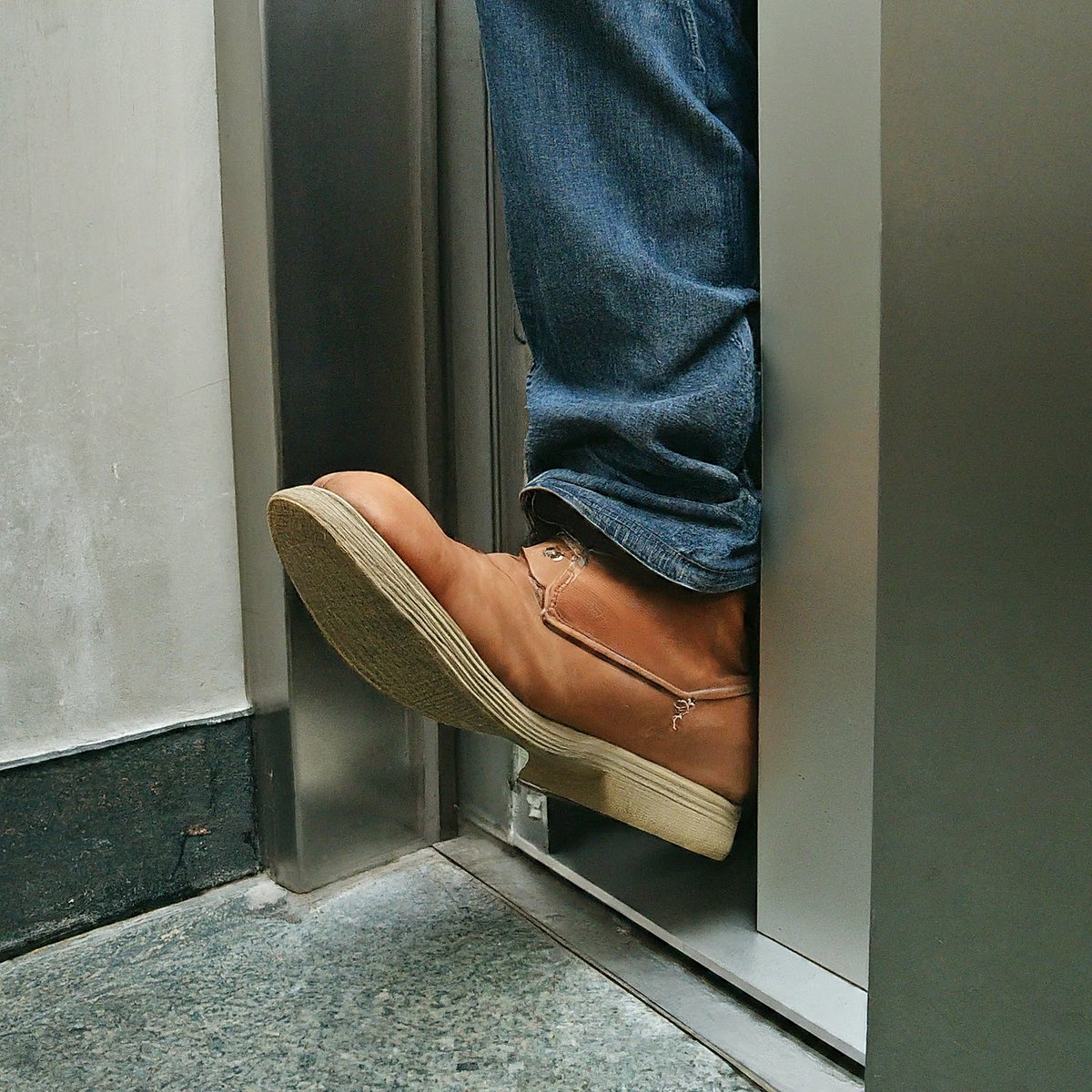 LiftsUsers's tweet photo. Elevator safety starts at the door ‼️                                      

Be aware of closing doors, use the recall button if needed, and never force your way in or out. #elevatorsafety #elevatorsafetytips #safetyfirst https://t.co/YPXDYRTcIb