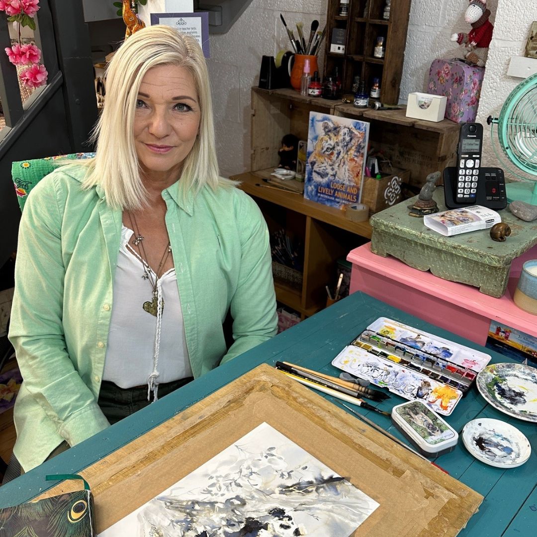 Jo Allsopp joins us today for a live workshop, so to get to know her, we asked Jo what her favourite colour is! This vibrant turquoise is a staple in Jo’s artwork, making bold backgrounds and bright splashes of colour. Check out the article by Jo:
community.saa.co.uk/news-articles/…