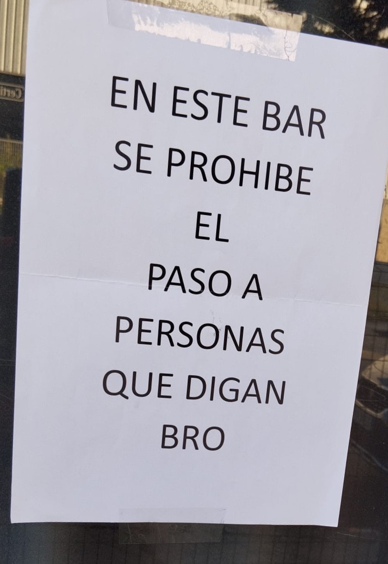 Ayer un amigo me dijo "¿Qué pasa, bro?". Le dije "Manolico, cállate... Deja de hacer el ridículo, que tienes 43 años"... 
Y este cartel volvió a cobrar sentido: