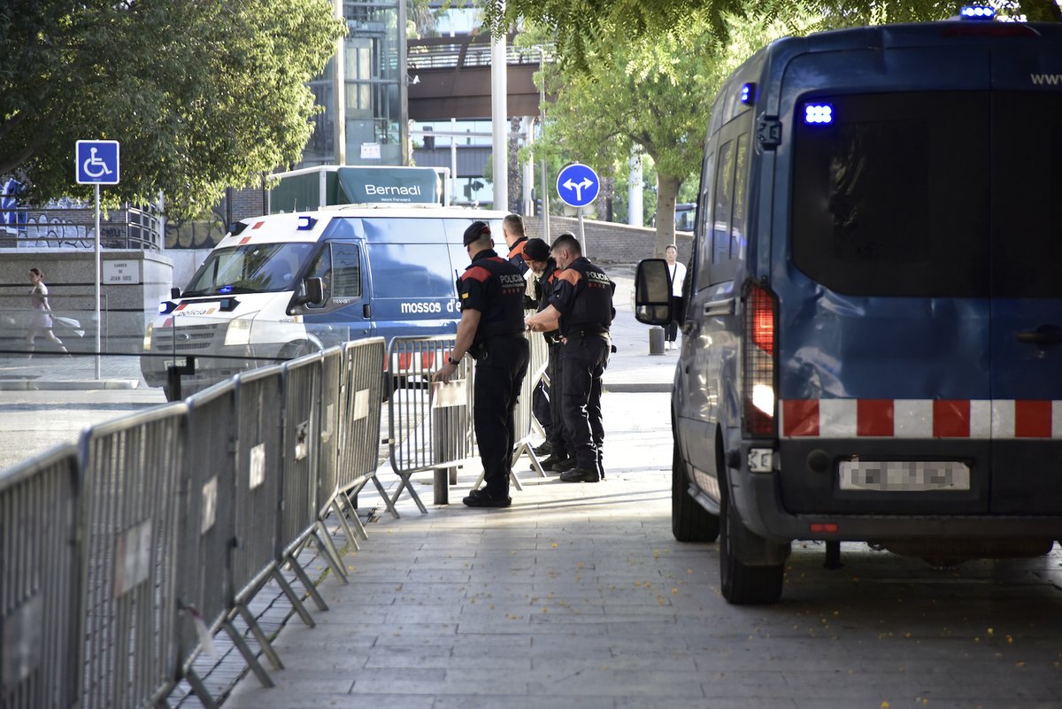 🔴 EN DIRECTO: <a href="/CatalunyaRadio/">Catalunya Ràdio</a> informa de que Puigdemont habría pactado con los Mossos que le dejarían hacer su discurso y que después se entregaría. Sin embargo, se ha esfumado tras su intervención naiz.eus/eu/en-directo/…
