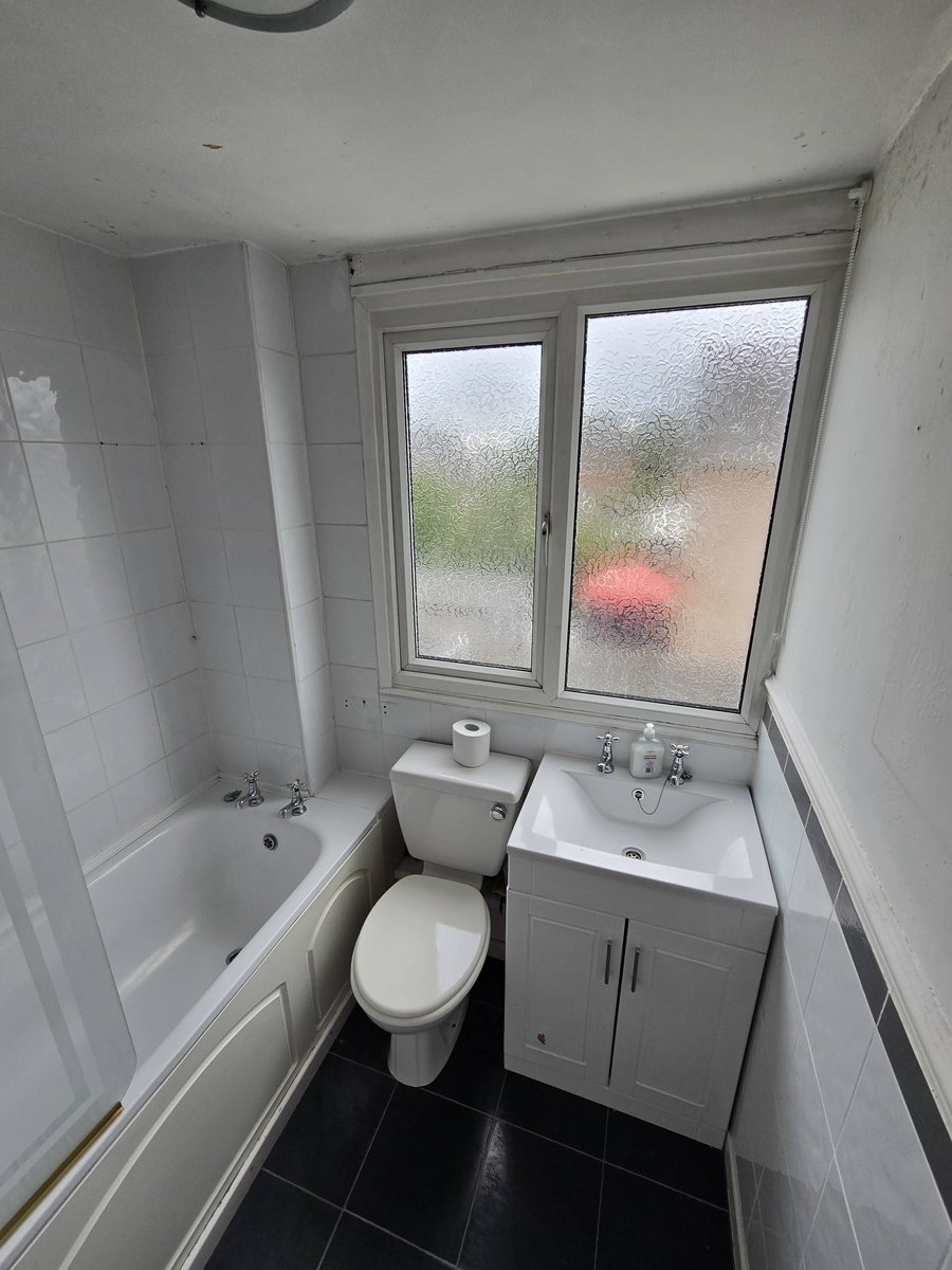 Smart like for like swap! 

🔧🚿🛁🚽

Made more room taking out the soil stack vent for a air addminace valve. Had Alan to fit us a new window. 

#new #bathroom #bathe #shower #business #grow #growth #liverpool #UK #northwest #bathroomfitter #plumber #tiler