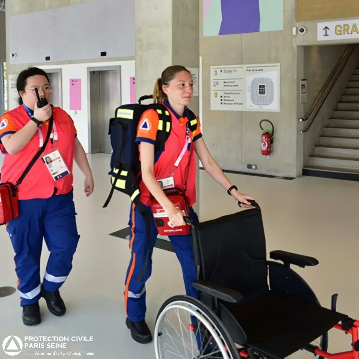 Protec_Choisy's tweet photo. [SECOURIR]
À 3 jours de la fin des Jeux de Paris, nos secouristes restent mobilisés sur les différents sites olympiques.

©️ Photos : Arthur Herera

#pcps #JOParis2024 #JO2024 #secourisme #protec https://t.co/pnXbwcgFqd