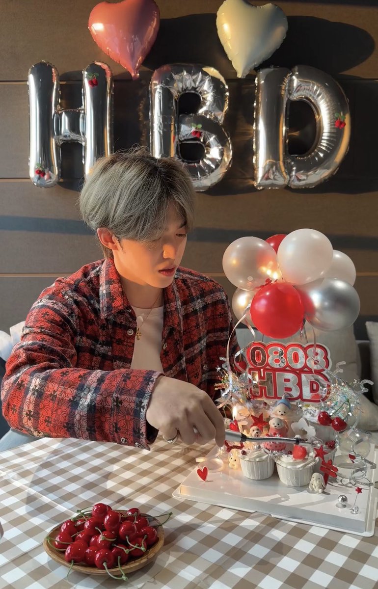 17rvelvet's tweet photo. why is this the prettiest bday live setup ever…the sunset light hitting his face, cherries everywhere, the cake, his outfit and hair matching the decor, SEUNGCHEOL… https://t.co/nOUyHCPPMj