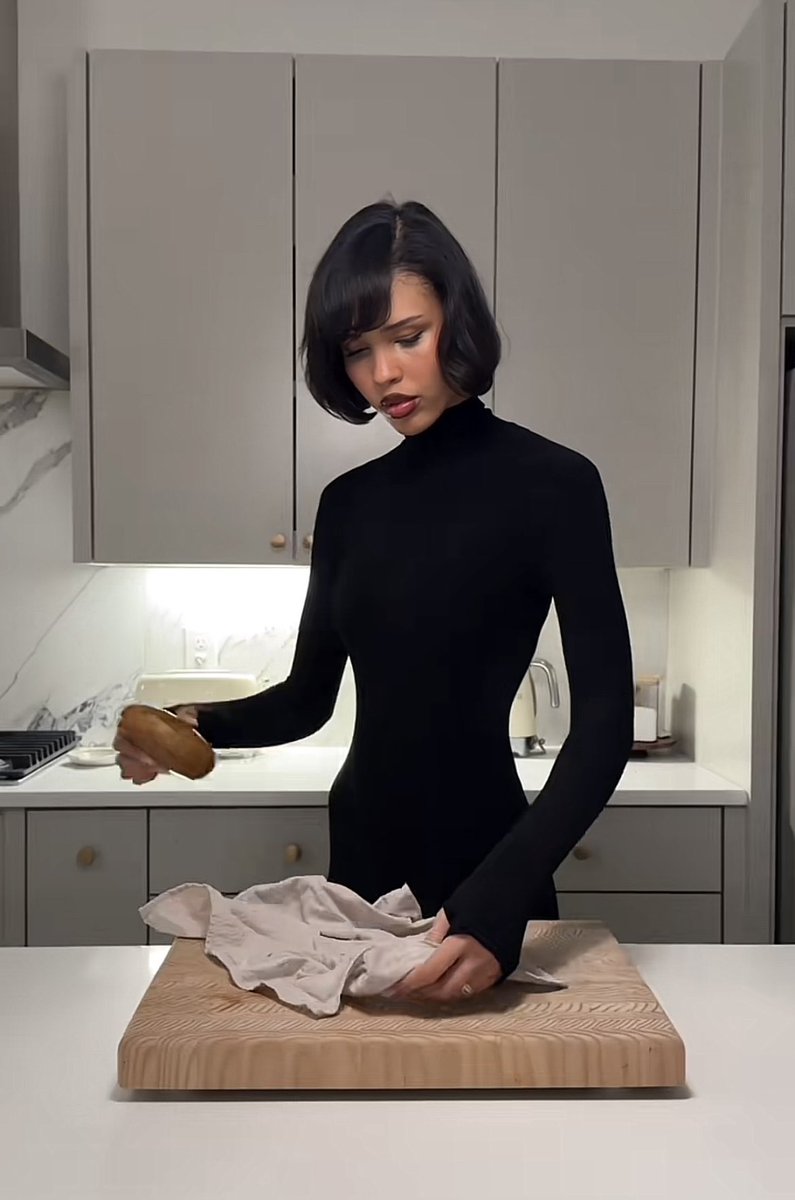 tinyprettytyty's tweet photo. The hipbones. https://t.co/FO5xOOQads