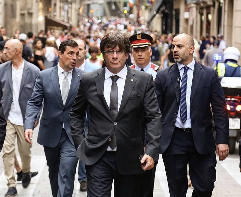 Que si #Puigdemont és un líder innat, un estadista i el putu amo, es diu i no passa res... 

#PuigdemontPresident