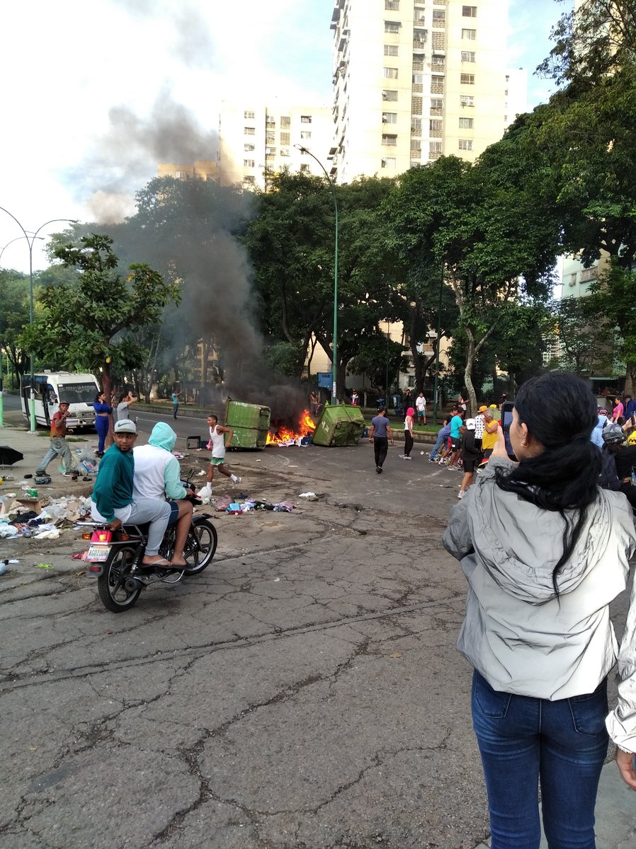 crismar2000's tweet photo. @jesusleonx @kaoryvsco Los guarimberos en la Intercomunal de El Valle.00 https://t.co/dmKt7emqTr