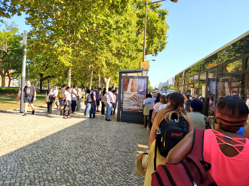 Laura Ramírez Leuro (@lauramirezleuro) on Twitter photo 🇵🇹 Não posso acreditar que isto é em Lisboa
🤝 <a href="/CMetropolitana_/">Carris Metropolitana</a> ainda há duas semanas para melhorar a oferta do autocarro 736 e o futuro com a linha verde e amarela de <a href="/LisboaMetro/">Metropolitano de Lisboa</a>
🖐️Os usuários são na maior parte pessoas idosas. As filas e o tempo de espera não faz sentido. 🇵🇹 Não posso acreditar que isto é em Lisboa
🤝 <a href="/CMetropolitana_/">Carris Metropolitana</a> ainda há duas semanas para melhorar a oferta do autocarro 736 e o futuro com a linha verde e amarela de <a href="/LisboaMetro/">Metropolitano de Lisboa</a>
🖐️Os usuários são na maior parte pessoas idosas. As filas e o tempo de espera não faz sentido.