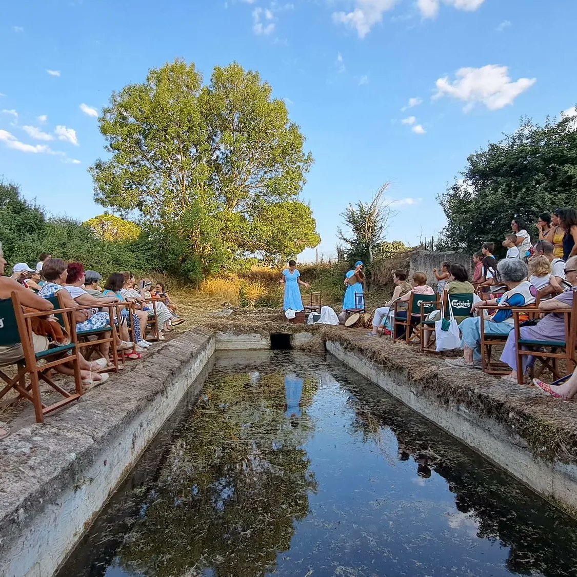 Elia &amp; Uxía en las pozas, los antiguos lavaderos de La Matilla (Segovia), con "Cuentos y cantos de lavanderas". Programa "Dónde vas a lavar?" de la <a href="/DipuSG/">Diputación de Segovia</a> 
#orgullorural #eliayuxía #lamatilla #pueblosdesegovia #diputacióndesegovia #lavanderas