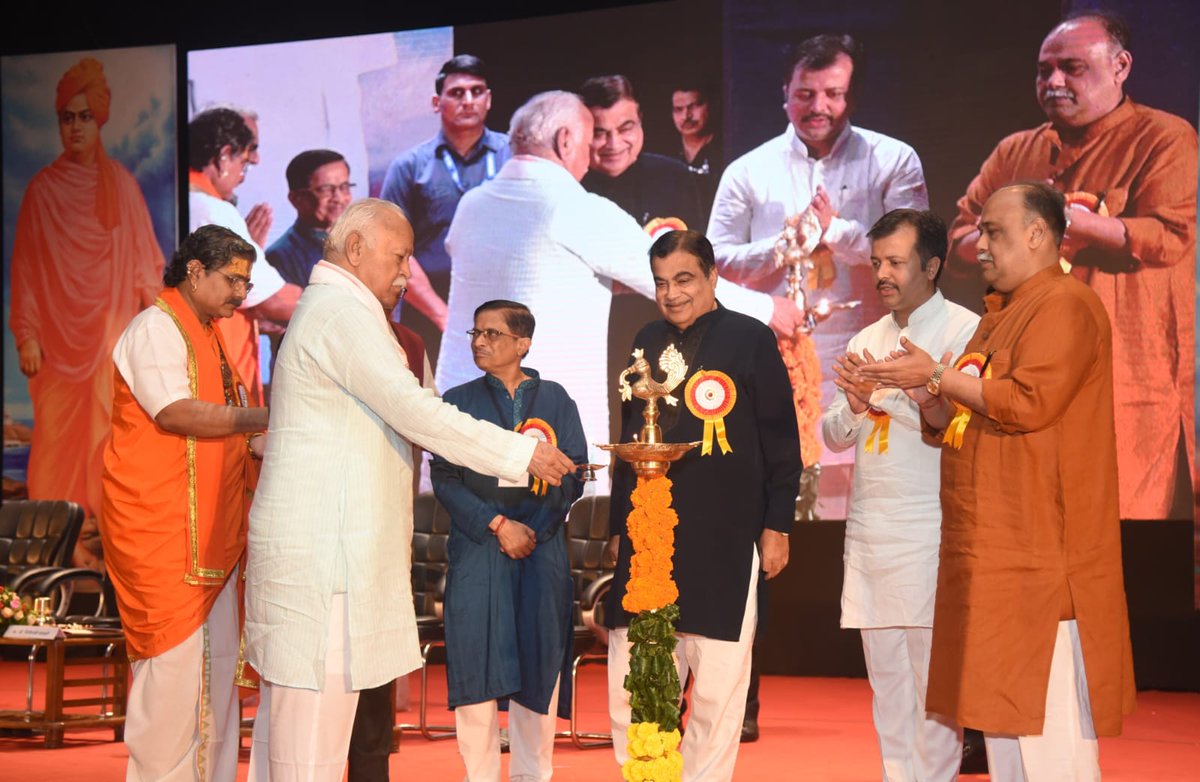 ABVPVoice's tweet photo. श्रद्धेय दत्ताजी डिडोळकर जन्मशती समारोप समारोह, @RSSorg के परमपूजनीय सरसंघचालक डॉ. @DrMohanBhagwat, श्रीनाथ पीठाधीश्वर स्वामी श्रीजितेन्द्रनाथ महाराज, केंद्रीय सड़क परिवहन और राजमार्ग मंत्री एवं जन्मशती समारोह समिति के अध्यक्ष श्री @nitin_gadkari एवं अभाविप के राष्ट्रीय संगठन मंत्री श्री @AshishSainram की उपस्थिति में नागपुर में संपन्न हुआ।