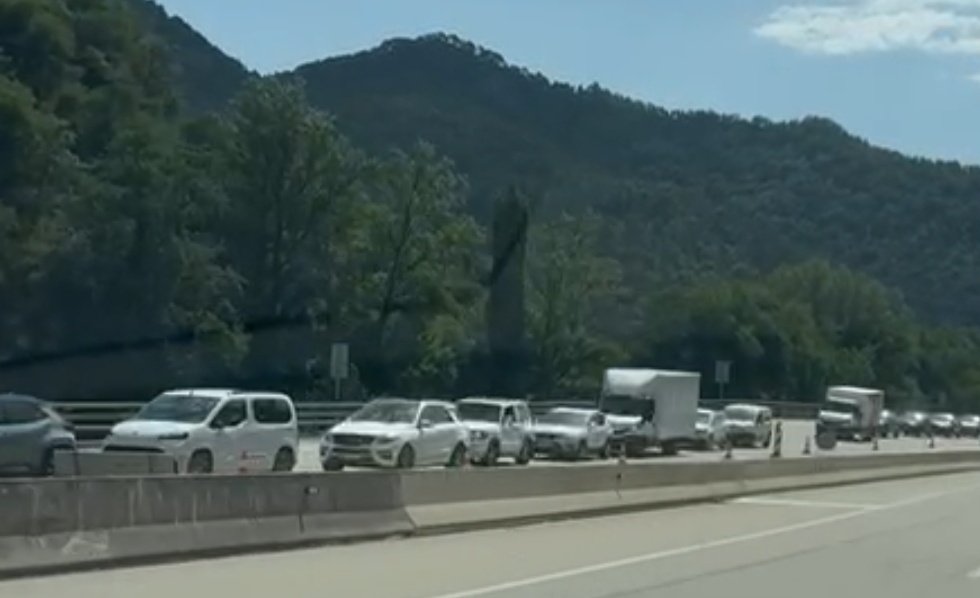 jordimunell's tweet photo. Cua de varis quilòmetres Centenars de vehicles a la C17 bloquegen l'entrada de #Ripoll per controls @mossos inspeccionant maleters i interiors de vehicles a la recerca del MH President legítim Puigdemont i Diputat al @parlamentcat
#operaciogabia #C17 @KRLS @JuntsXCat @JuntsGirona https://t.co/z7ts2V64bU