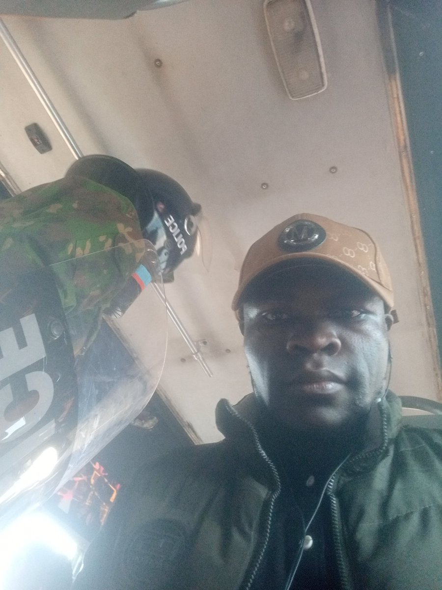 Bookten8's tweet photo. Police waliingia gari yetu wakadai hiwezi enda past Githurai.
Tunatembea Hadi hadi CBD
#NaneNaneMarch https://t.co/zgIm7nNXvh