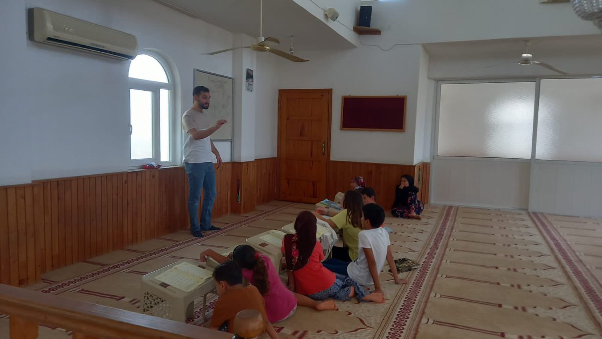 Demre İlçe Müftülüğü Bağımlılıkla Mücadele Koordinatörlüğü olarak aylık faaliyetler kapsamında Yaz Kuran Kursu öğrencilerine "Teknoloji Bağımlılığı" hakkında Koordinatör Osman Özcan tarafından sunum yapılarak öğrenciler konu hakkında bilgilendirildi.