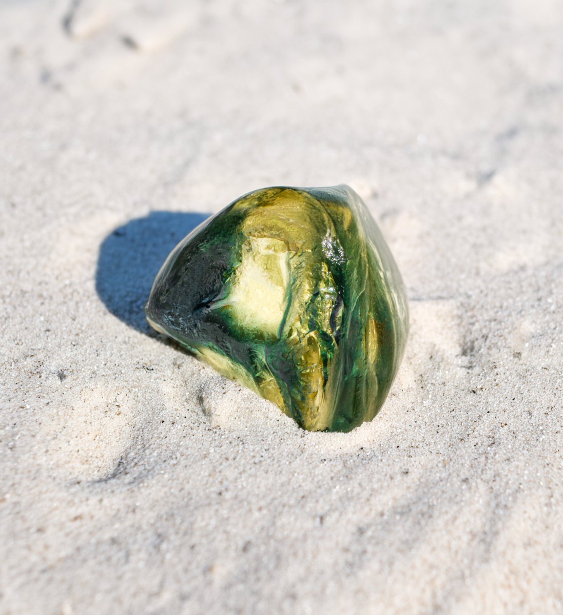 furagems's tweet photo. Immerse yourself in the unique charm of FURA’s #partisapphire, a mosaic of summer colors. These rare stones, mined in Central Queensland, Australia, display multiple hues in a single gem.
#SummerGems #FuraGems #colorgemstones #sapphires #sapphiregemstone #AustralianSapphires https://t.co/SREMfX6nM7