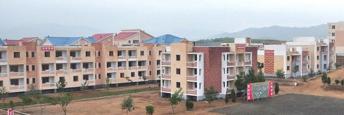 Fekerfanta's tweet photo. 🇰🇵🏡 Corea del Norte ha terminado la construcción de nuevas viviendas en Eunyul.

Han sido entregadas gratuitamente al pueblo. https://t.co/auD8mIN1oP