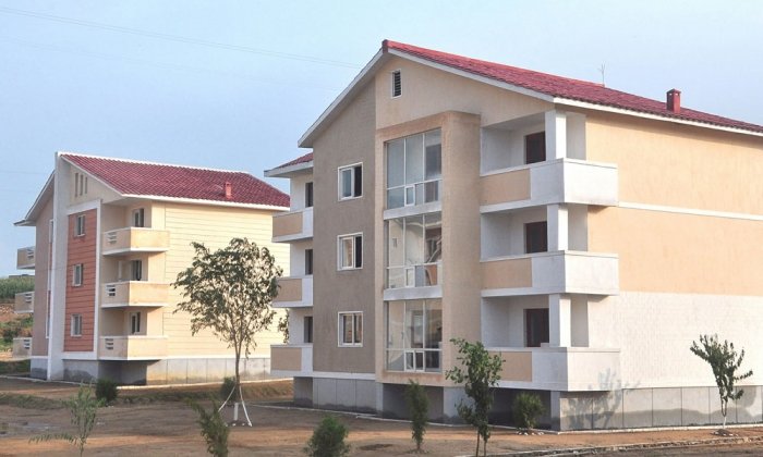 Fekerfanta's tweet photo. 🇰🇵🏡 Corea del Norte ha terminado la construcción de nuevas viviendas en Eunyul.

Han sido entregadas gratuitamente al pueblo. https://t.co/auD8mIN1oP