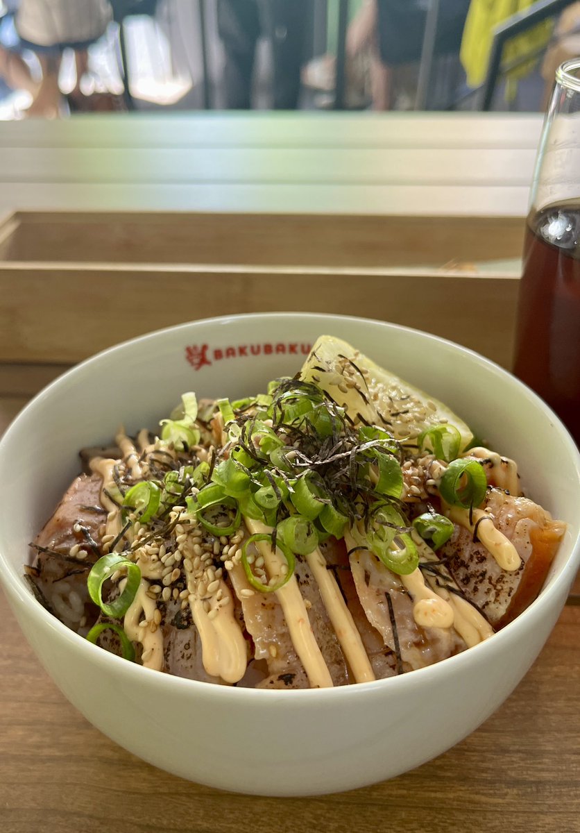 DGlanzGermany's tweet photo. フランクフルトの Nordend に初の和食店❤️

炙りサケ丼は、寿司ネタにもできそうな新鮮で脂の乗った鮭を炙ったピリ辛丼でした。

次回はジューシーな唐揚げとキリンビールにします🙂

BakuBaku
Schwarzburgstraße 78, 
60318 Frankfurt am Main https://t.co/0fs6NasS3A