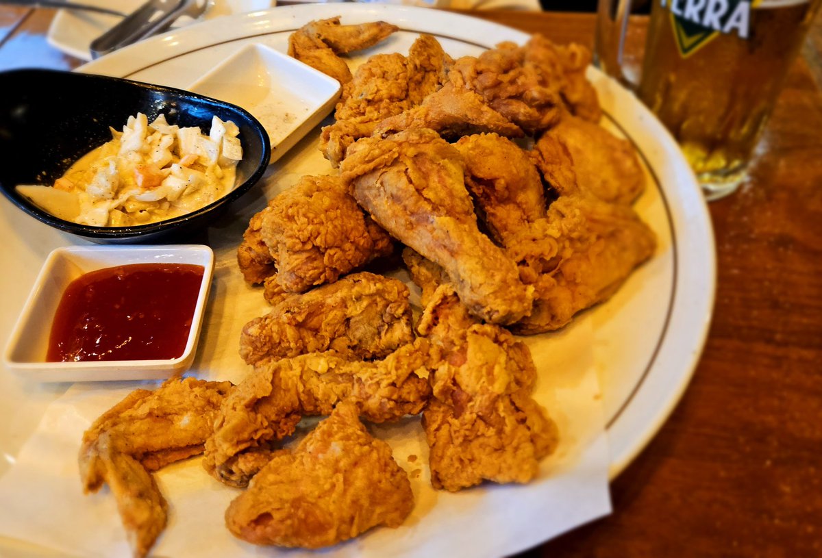 _yangsama's tweet photo. 여기 상당한 치킨맛집이구만😃👍
여행의 밤은 이제 시작이지🌙🍻🍻🍻
치킨 빨리나와주세욧🤣🙏
#제나주 #ZeeNuNew #ZonZon
#ZeePruk #NuNew @zee_pruk @CwrNew #라부부 #labubuthailand #labub https://t.co/K12ZWemkBM
