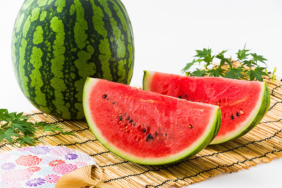 tuckey_w049's tweet photo. 【🍉スイカ割りクラファン始動🍉】

8月26日はよしみんの○○回目の誕生日‼️

Web３おじさんやシャキメンで大活躍中のよしみんを全力でお祝いしたい🔥

ってことで、8月25日の誕生会に「スイカ割り」をプレゼントしたいと思います💖

よしみんが大好きな方、よしみんから応援してもらった方、みんなでよしみんにスイカ割りをさせましょう🍉

✅ご支援いただいたお金の使徒
・山形県の尾花沢スイカ
・スイカ割り用の棒
・目隠し用の手拭い
・レジャーシート

✅金額
１口５００円です✨（1人何口でもOK☺️）
お支払いは「PayPay」か「イーサリアム」（0.0015ETH）でのみ受け付けます‼️

✅参加方法
リプ欄かDMで支援口数とよしみんへのお祝いメッセージをください✨
（ご紹介する際のお名前がハンドルネームと違う場合はDMの方が助かります）
#よしみん誕生会
#スイカ割りクラファン