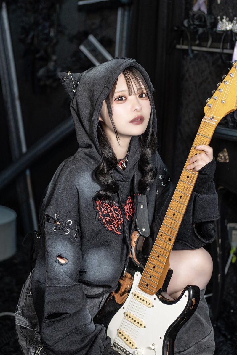 THEODOL_TKN's tweet photo. ❤︎iLiFE!の心花りりちゃんが着こなす
小悪魔な赤黒パンクガールコーデ❤︎

Model身長:156cm

着用アイテム↓
❤︎ ダメージショート猫耳パーカー
(ブラック)
❤︎ボンテージデニムパンツ(グレー)

8/16 10:00~POPUP
〃　　20:00~ONLINE
🛒https://t.co/W9mGpMqZCM

#りりたんもぐもぐ https://t.co/ktvOZbdR4X