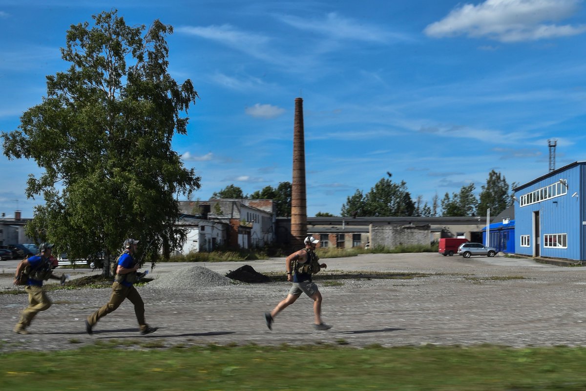 CombatControlFn's tweet image. 08 AUG 2017 | Rakvere, Estonia - #USAF #CombatControllers, #321STS run past village homes during #CAS training. Throughout the scenario, instructors inundated the #CCTs with information &amp;amp; chaos -- constantly moving through the city &amp;amp; coordinating simulated airstrikes.