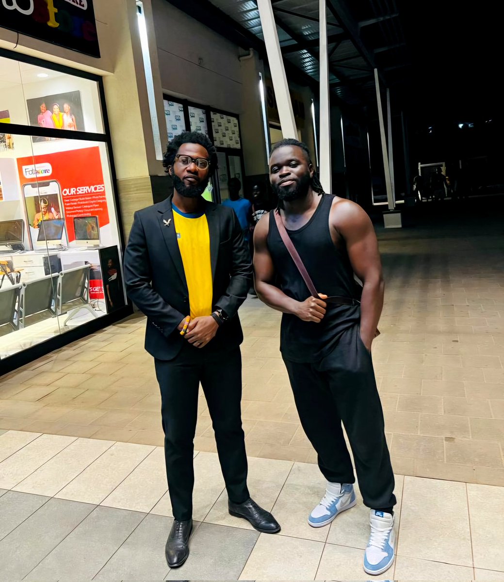 PmDePresenter's tweet image. See who showed up after #TheDrYve last night. #TheFirstClassDJ.... @DjEdita 💥

@TjDj233 was like, PM you sure say he no be ghost? 🤣

Welcome home, fam. #ChopChop #UpnessStill #Blaklaaa 💥💥💥