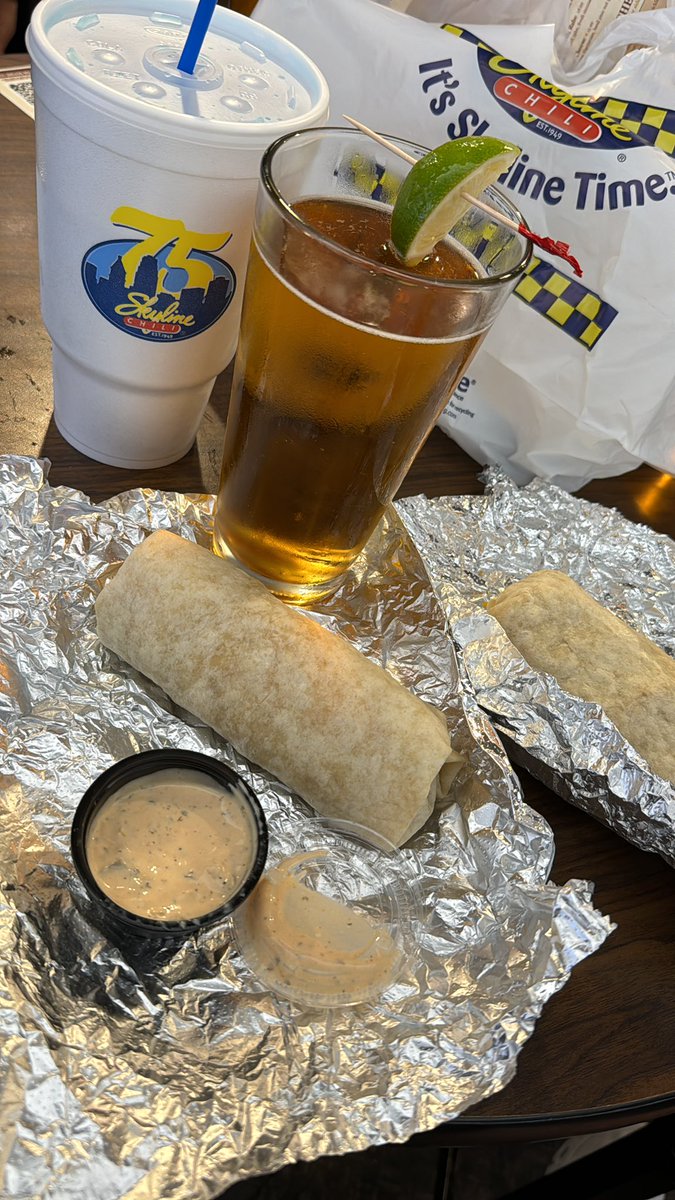 johnnygaswraps's tweet photo. Top of the morning to you bastards!!! Itssssssss MODELOOOO TIMEEEEEE!!!!! Breakfast gasser, blue Powerade and a modelo at the airport to kick off a long weekend! #NOSPAG https://t.co/UDEpU55322