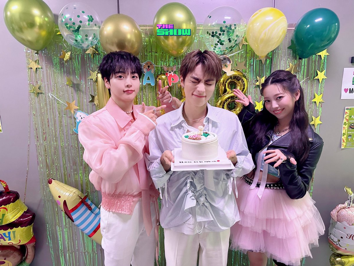 theshow_offcl's tweet photo. 샤딩날 샤딩시🦕🐶💚
아기공룡강아쥔 🎂생일🎂 기념
미공개 셀카와 사진📸을 풀어드립니다
 ✩゜*⸜(ू ◜࿁◝ )

하루 종일 샤딩 생각이야🧐
이제 #샤딩 ���닌 누구도 다 필요 없는 걸🫣

샤오쥔 #더쇼 가 제일 생일 축하하쥔💚

@wayv_official @NCTsmtown https://t.co/tM11lhTKMK