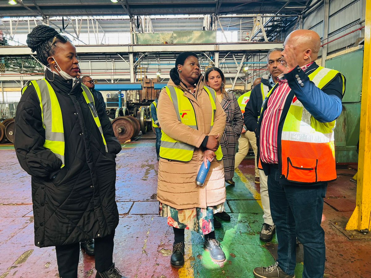 TE_Transnet's tweet photo. Location: Salt River
Different Plant, same persistent determination by our acting Chief Executive Bessie Mabunda and her EXCO team of ensuring that every Plant operates optimally, safely and focused on the recovery target.
#TransnetRecovery
#transnetengineering
#think_te https://t.co/NKtujd7dMW