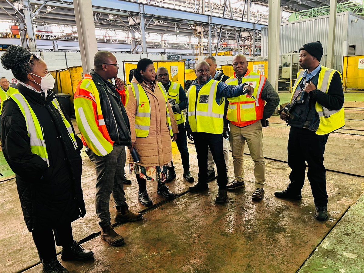 TE_Transnet's tweet photo. Location: Salt River
Different Plant, same persistent determination by our acting Chief Executive Bessie Mabunda and her EXCO team of ensuring that every Plant operates optimally, safely and focused on the recovery target.
#TransnetRecovery
#transnetengineering
#think_te https://t.co/NKtujd7dMW