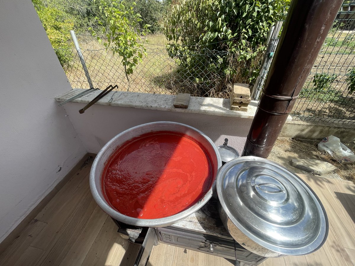 SmugXBT's tweet photo. Homemade #passata from homegrown tomatoes. Only real OG’s will know.
#ciboitaliano https://t.co/Y5ubEdHeCA