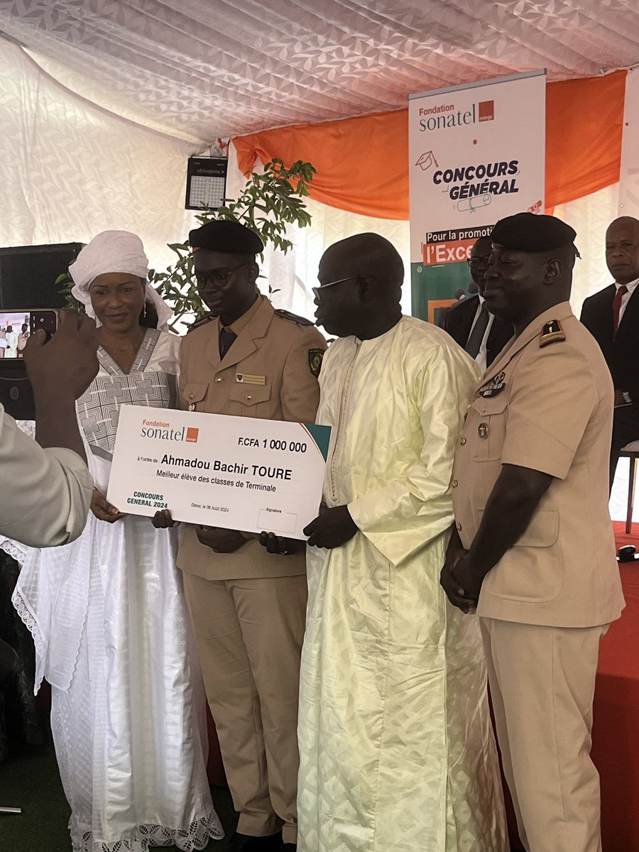 m_faye7's tweet photo. Je suis en face des 2 meilleurs élèves du Sénégal en 2024 🤩
@GroupeSonatel
#ConcoursGeneral https://t.co/YvzOq8xUo4