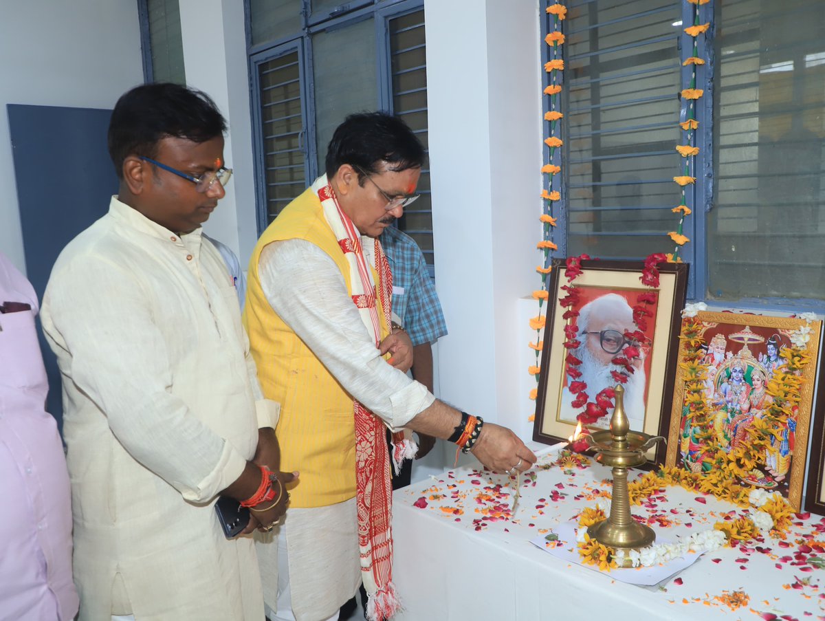 gautamtetwalbjp's tweet image. आज चित्रकूट प्रवास के दौरान सतना जिले में दीनदयाल शोध संस्थान द्वारा संचालित रामनाथ आश्रम शाला का भ्रमण किया। साथ ही मध्यप्रदेश राजभवन द्वारा प्रदाय निधि से स्थापित कंप्यूटर लैब का उद्घाटन कर संस्था में अध्यनरत छात्र-छात्राओं से संवाद किया।
#BJP4MP #CMMadhyaPradesh #computerlab