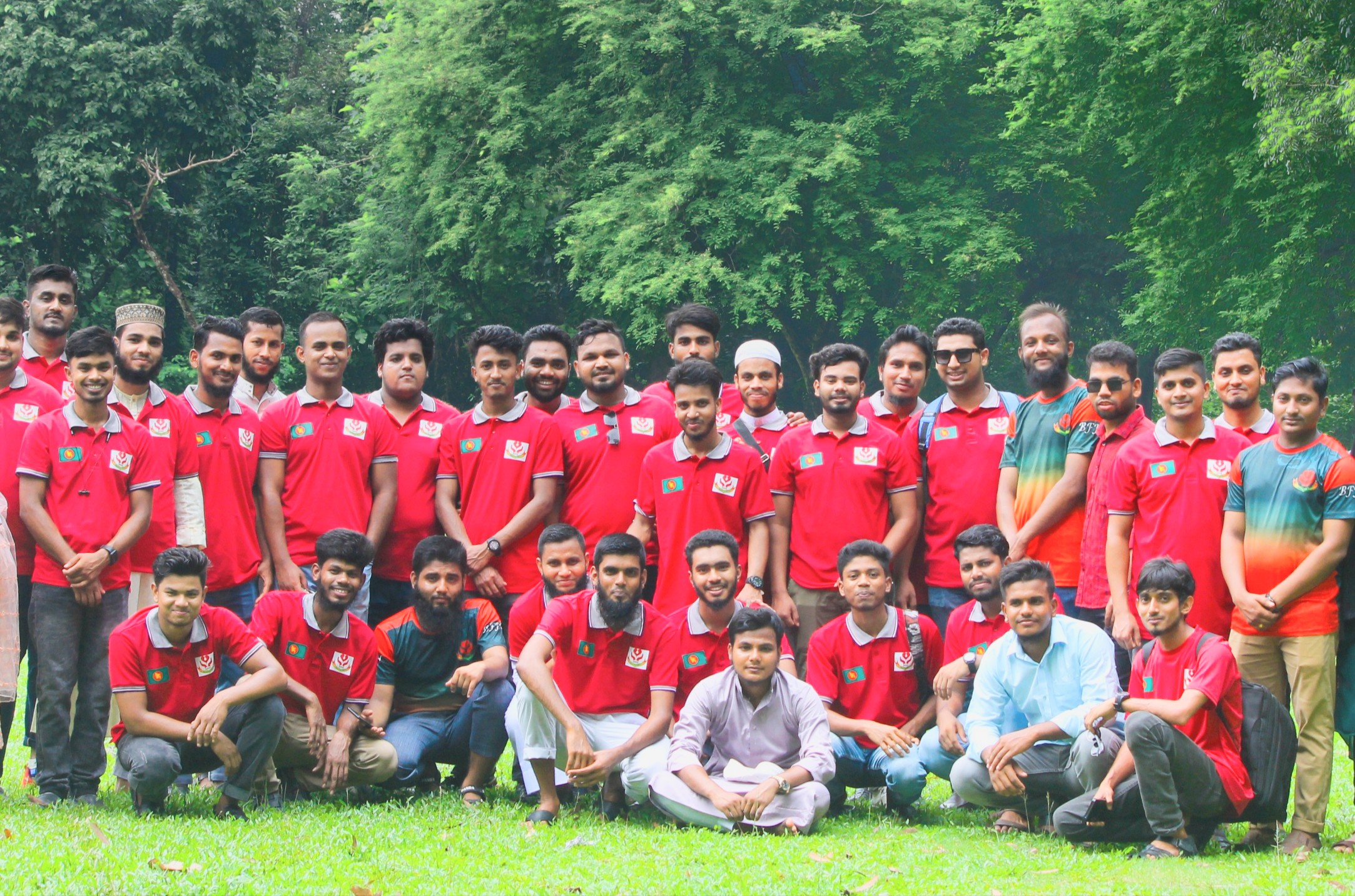 রক্ত দাতা নিয়ে জামালপুরে আন্দোলনরত শিক্ষার্থীদের পাশে ছিলেন তারা