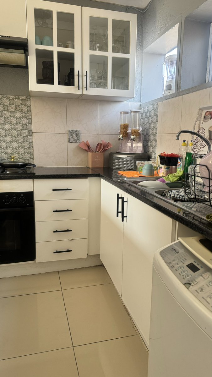 evematlhaola's tweet photo. @KayaON959 @ctmafrica The room I would love to renovate in my house is the kitchen. I love cooking and taking content🥰 so I spend most of my time in the kitchen, that's my happy place. The kitchen is too small and the cupboards are old. #CTMBeautifulHome #CTMKayaCountdown @KayaON959 @ctmafrica https://t.co/RYdEoP4CEz