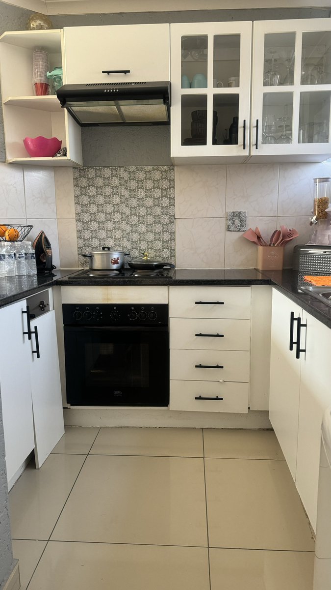 evematlhaola's tweet photo. @KayaON959 @ctmafrica The room I would love to renovate in my house is the kitchen. I love cooking and taking content🥰 so I spend most of my time in the kitchen, that's my happy place. The kitchen is too small and the cupboards are old. #CTMBeautifulHome #CTMKayaCountdown @KayaON959 @ctmafrica https://t.co/RYdEoP4CEz