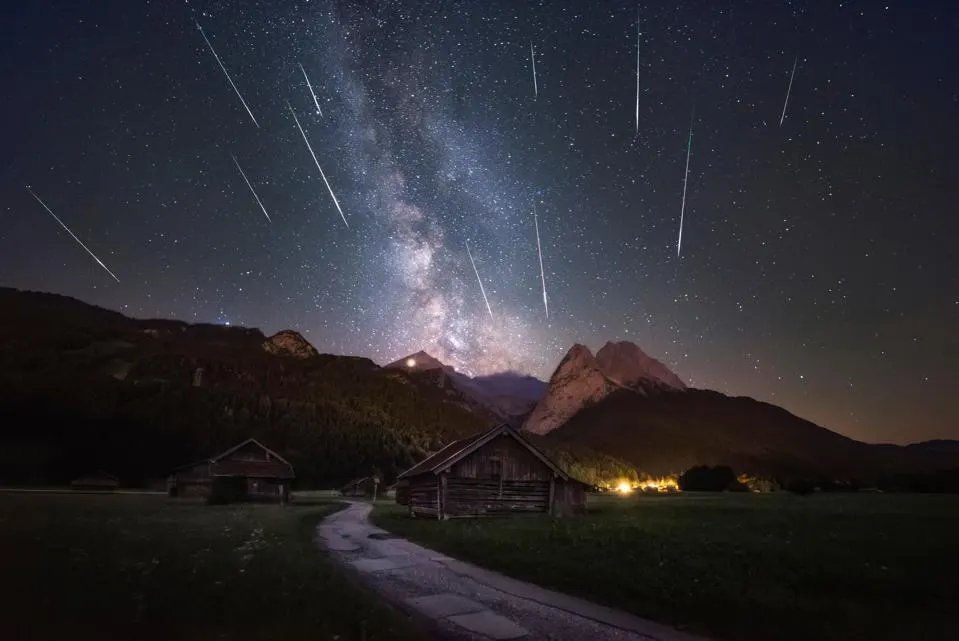 C'est l'été, beaucoup de gens sont en vacances, on passe du temps dehors... Ça vous dit de lever les yeux vers le ciel  pour admirer des étoiles filantes et plein d'autre choses?
Observons la voûte étoilée, pour nous évader et prendre du recul. 
Thread👇