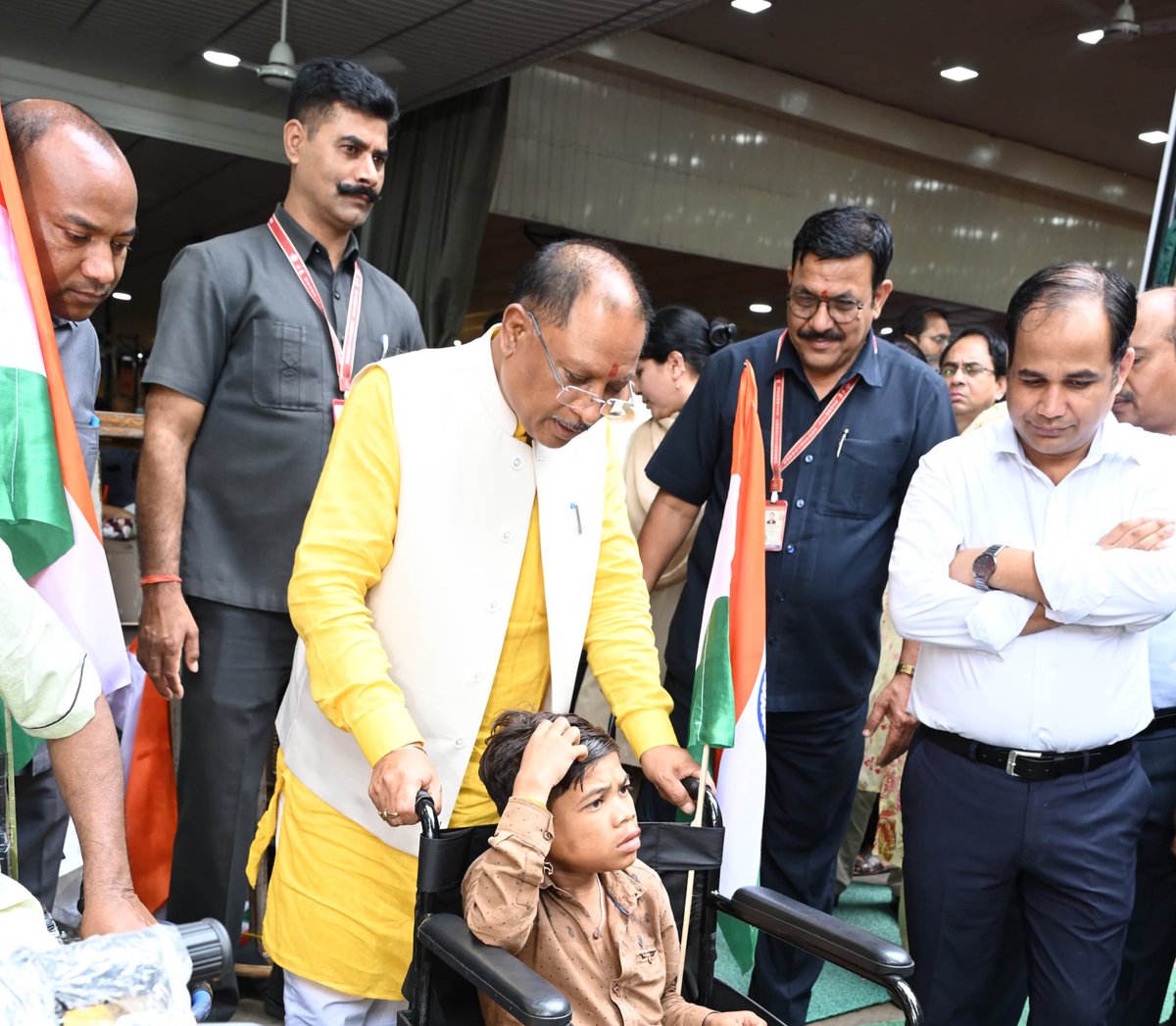 आज "जनदर्शन" कार्यक्रम में दिव्यांग रुपेश कुमार साहू जी से मिला। भानसोज निवासी रुपेश अपनी दिव्यांगता को चुनौती न मानकर पढ़-लिख कर अपने परिवार और समाज के लिए कुछ करना चाहते हैं।

इस दौरान उनको शिक्षण-प्रशिक्षण के लिए 50 हजार रूपए का चेक सौंपा।

#संकल्प_समाधान_का 
#जनदर्शन