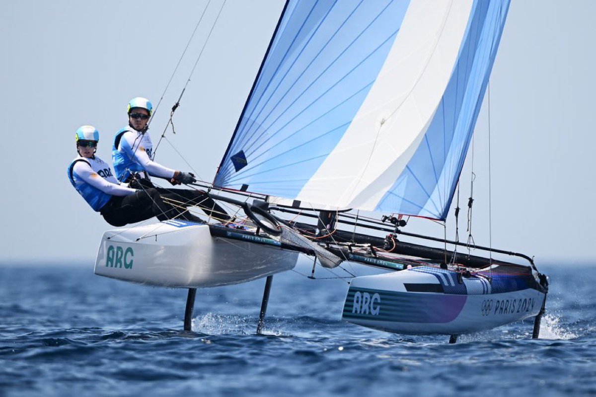 VSportsTM's tweet photo. ¡MEDALLA DE PLATA PARA ARGENTINA EN VELA! 🇦🇷🥈

En la Marina de Marsella, Mateo Majdalani y Eugenia Bosco lograron el segundo lugar en la especialidad Nacra 17. Es la segunda medalla para Argentina en París 2024 tras el oro de Maligno Torres en BMX Freestyle. https://t.co/bPssLoxVWt