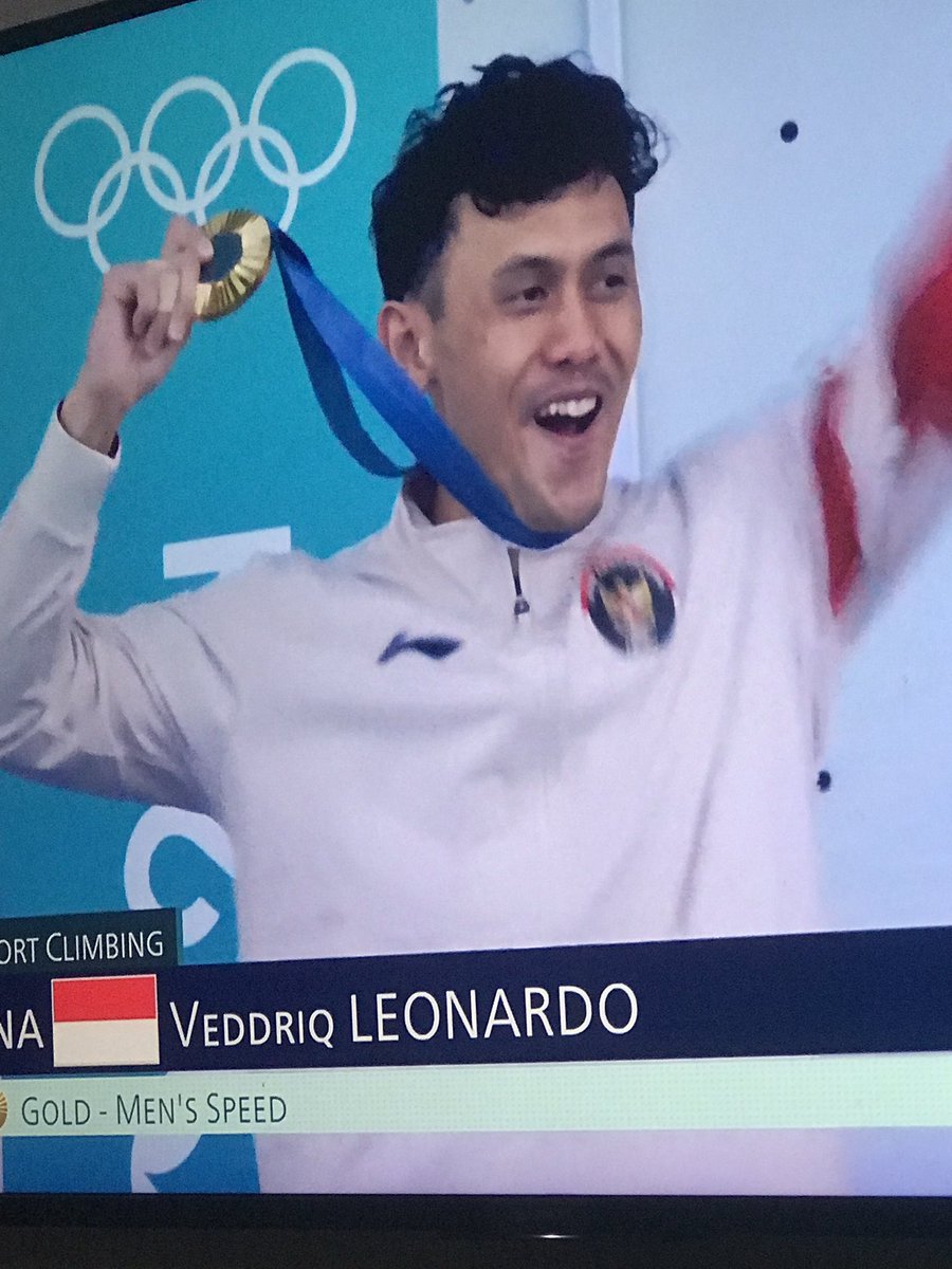 raffbarr's tweet photo. Bendera Indonesia ngebelah Cina sama US gokss leonardo!! wkwkwk https://t.co/Q06RRpeYhj
