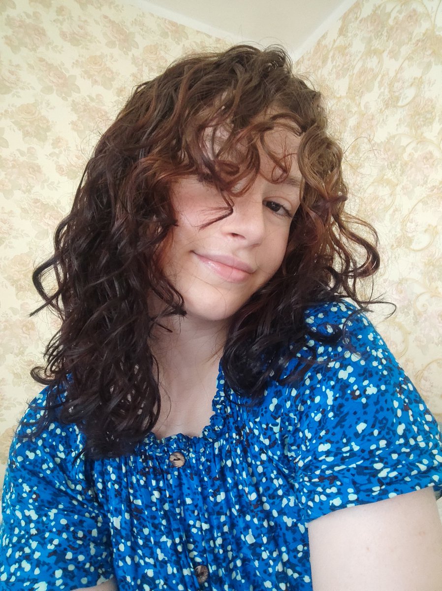 greencloudtea's tweet image. Думаю написать про свой уход за кудрями, который вышел мне +-2500 , но его хватает надолго.
Вообще моя история принятия своих кудрей достаточно долгая.  И сейчас я по-настоящему могу сказать, что нахожусь в гармонии с собой😌