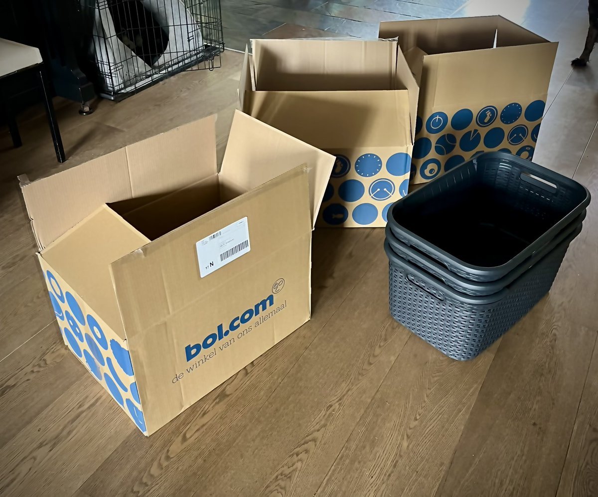 Beste inpakkers van BOL.com, deze wasmanden hadden best in een doos gemogen. #kartonverspilling