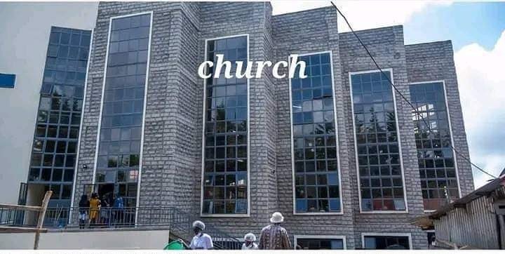 SalmaFeli1's tweet photo. This photo👇 shows pure hypocrisy of today world,our leaders are building lavish churches for fake preachers while school in their area are in poor condition 😭
#Roysambu #Kitengela #Nairobi CBD #NaneNaneMatch #Githurai #Maandamano #Larry madowo #Kimathi Street #Luos #Citizen TV https://t.co/pBXQBhgHU0