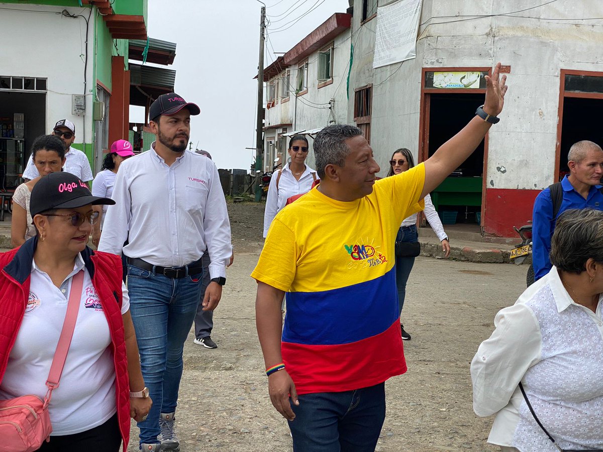 chocotolima's tweet photo. 📣 Llegamos a compartir con la comunidad de Santa Teresa, corregimiento del Líbano, junto a la alcaldesa Beatriz Valencia y su equipo de gobierno 📜 https://t.co/uvXkIfGzWE