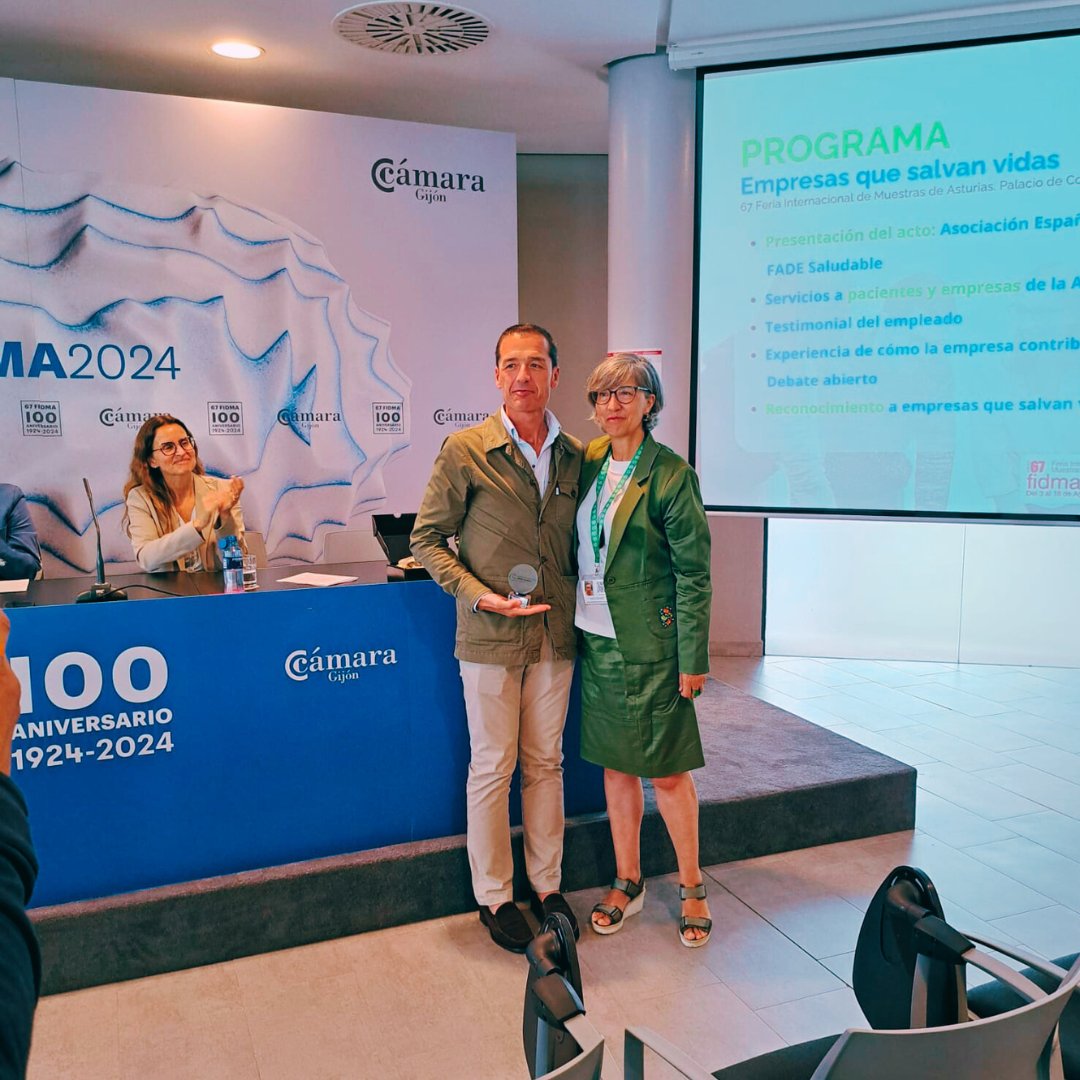 CMedicoAsturias's tweet photo. Hoy estuvimos en FIDMA en la jornada "Empresas que salvan vidas" organizada por AECC y FADE. Durante el acto, nuestro director gerente, el Dr. Ricardo Llavona, recibió un reconocimiento por nuestra colaboración en #FADEsaludable, destacando nuestro compromiso con la salud laboral https://t.co/xU7De68D7q