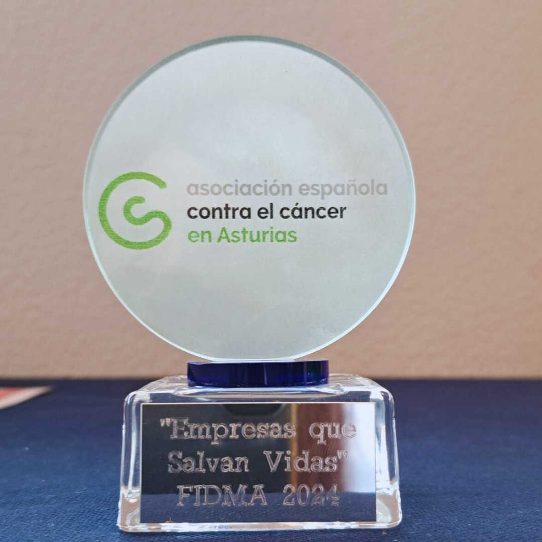 CMedicoAsturias's tweet photo. Hoy estuvimos en FIDMA en la jornada "Empresas que salvan vidas" organizada por AECC y FADE. Durante el acto, nuestro director gerente, el Dr. Ricardo Llavona, recibió un reconocimiento por nuestra colaboración en #FADEsaludable, destacando nuestro compromiso con la salud laboral https://t.co/xU7De68D7q