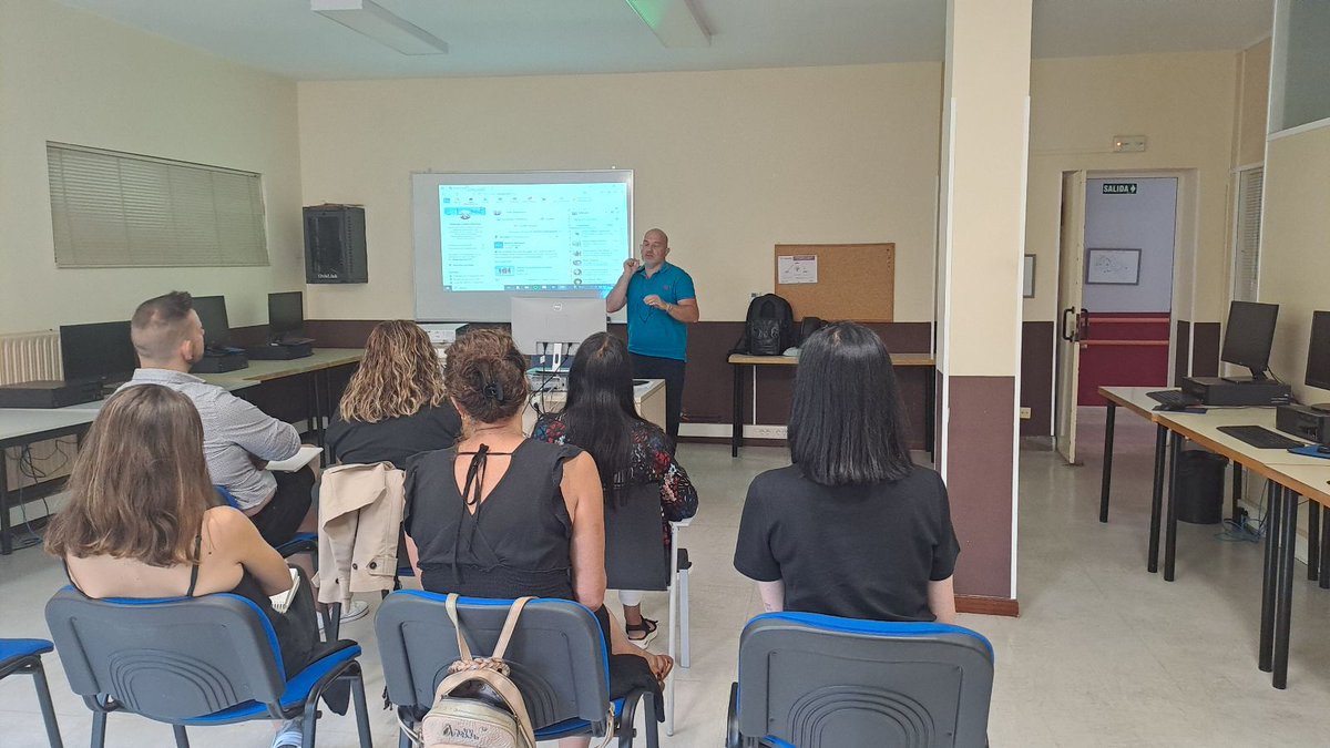 COGAMI_Galicia's tweet image. O noso servizo de emprego realizou un taller na mellora da empregabilidade en colaboración con @AMSlab. Consistiu en afondar na rede Linkedin para aprender a empregala como ferramenta para o emprego. 
Graciñas a Paula Giao e Gonzalo Castro pola vosa colaboración!